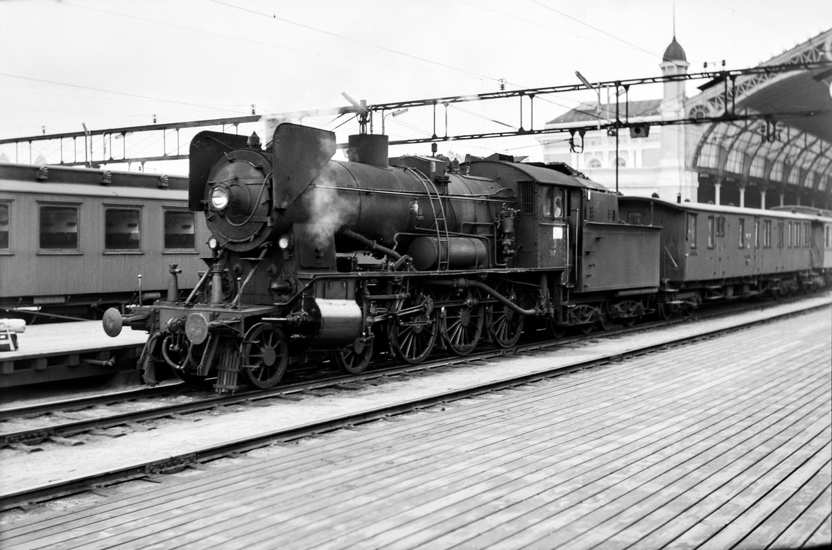 Damplokomotiv type 30b nr. 347 på Oslo Østbanestasjon med tog til Gjøvik. Bak lokomotivet personvogn litra BDFo3-16 type 1 nr. 238 eller 239, opprinnelig levert til AS Valdresbanen.