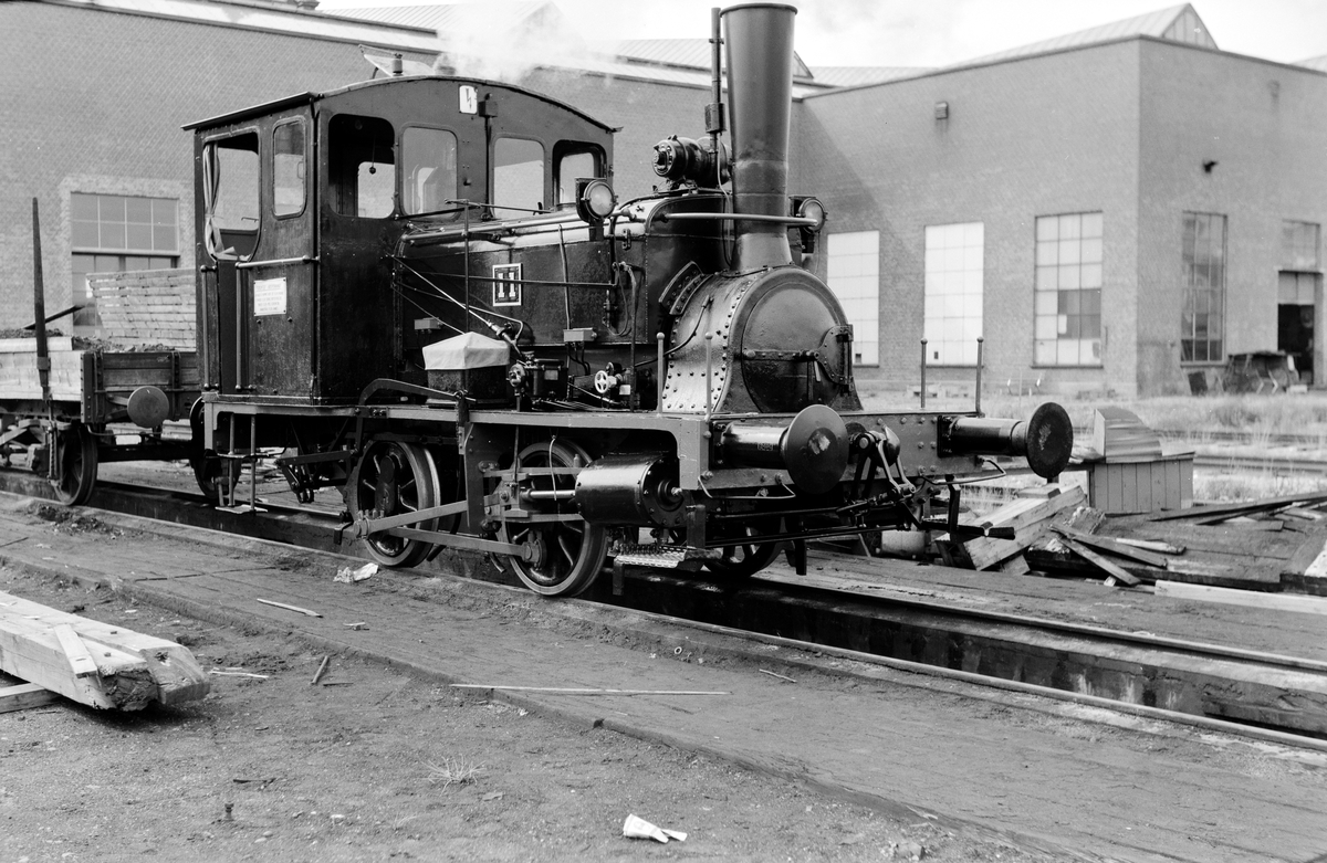 Nyrevidert og nymalt damplokomotiv type 7a nr. 11 på Grorud Verksted.