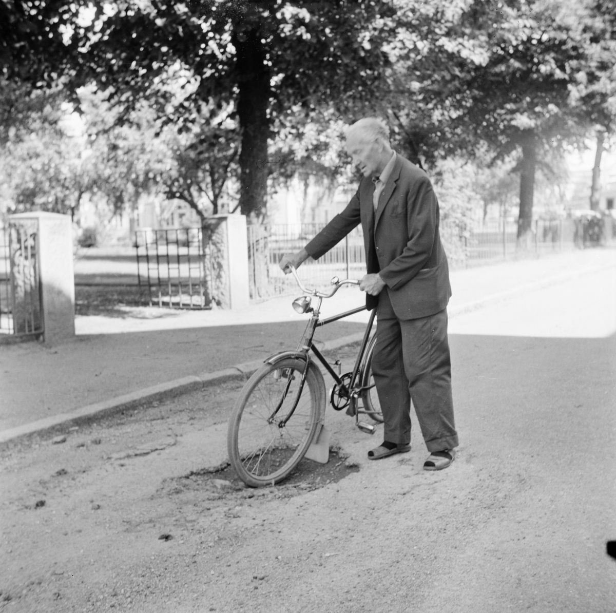 Man med cykel, Tierp, Uppland 1971