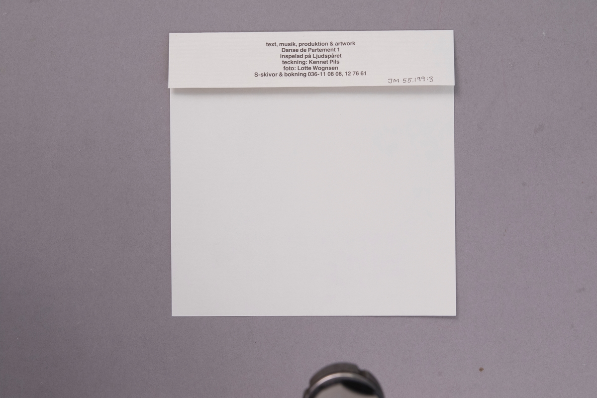 Singel-skiva av svart vinyl med vit pappersetikett, i omslag av papper, i plastficka. Inne i skivomslaget finns ett löst pappersark med fyra tecknade porträtt och produktionsuppgifter.

Innehåll:
Besserwisser
Dansa och le

JM 55199:1, Skiva
JM 55199:2, Omslag
JM 55199:3, Pappersark