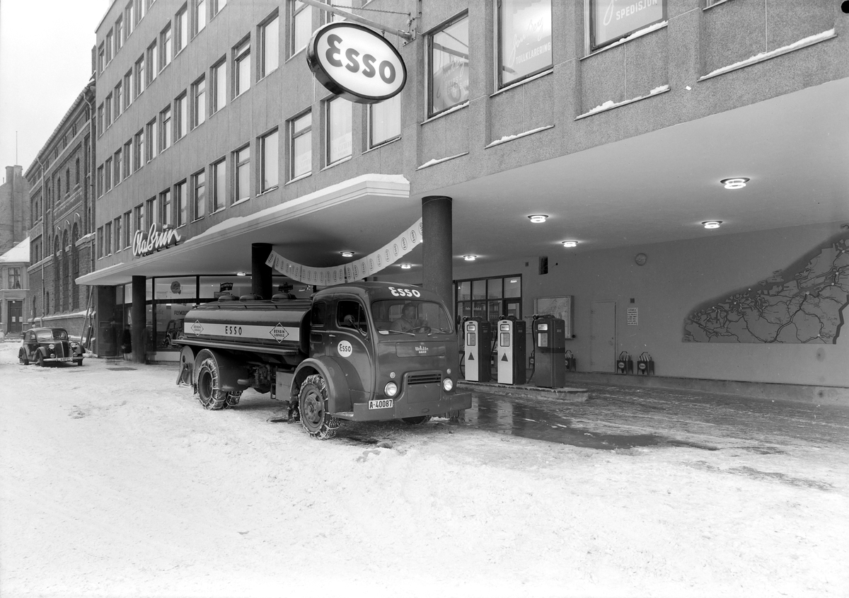 Bensinstasjonen i Bilhuset, med tankbil