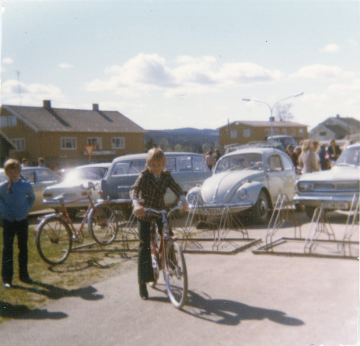 Gutter med sykkel fotografert på parkeringsplassen utenfor Gjerdrum barneskole 17. mai
