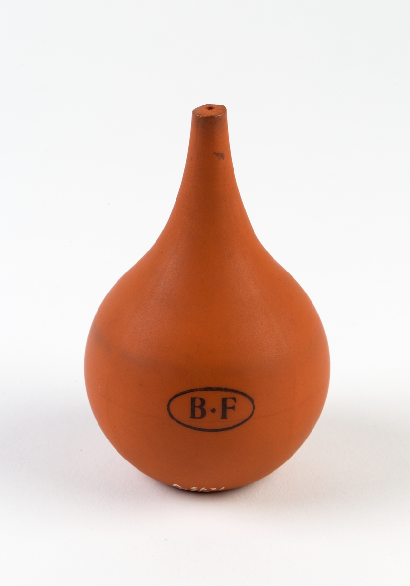 Rustrød, pæreformet ballong merket B . F med sort oval ramme