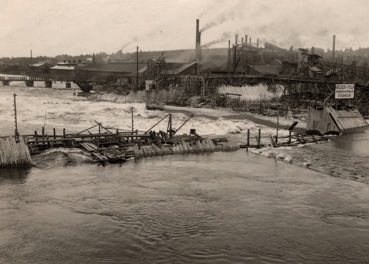 Avesta Järnverk (Avesta Jernverk).
Avestaforsen under pågående byggnader av ny damm, 1930. Foto taget från landsvägsbron.