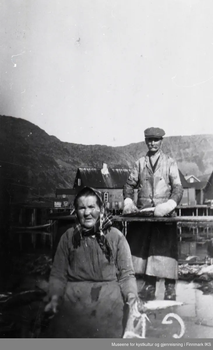 Nordvågen. Seiskraping på Iversenbruket. Marie L. Johansen og Peder Pettersen. 1930-tallet.