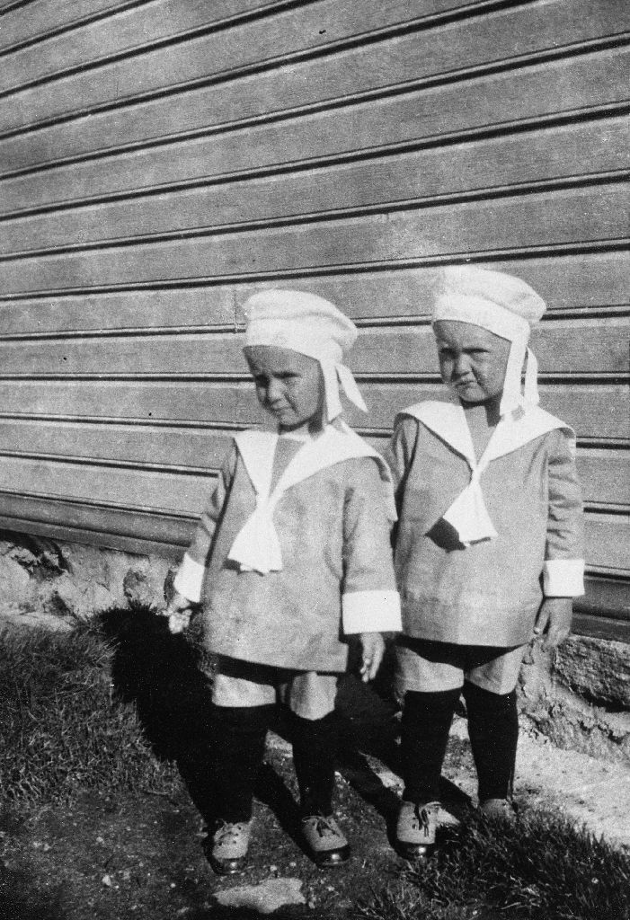 1. generasjon tvillingar på bnr. 18, Høgahåland, Magne Håland (22.7.1924 - 4.6.2007) og Erik Håland (22.7.1924 -  ).