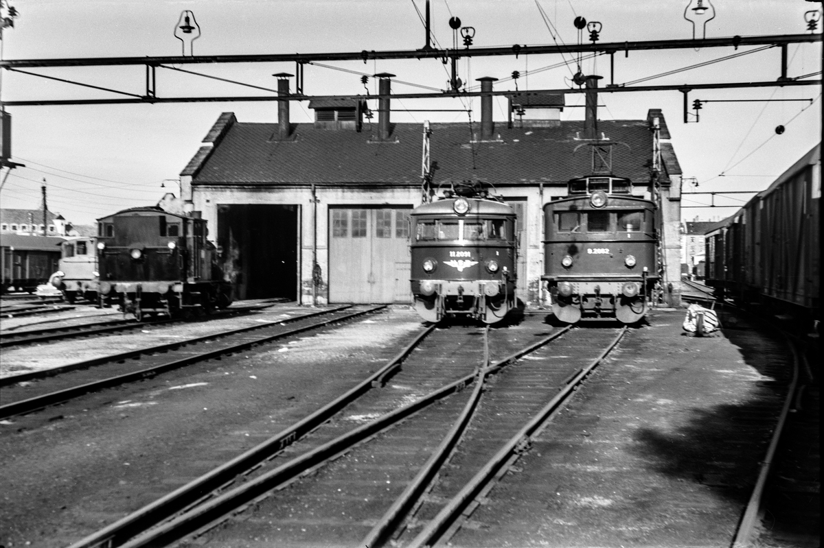 Driftsklare lokomotiver foran lokomotivstallen i Bergen. Fra venstre damplokomotiv type 25, elektrisk lokomtiv type El 11 nr. 2091 og El 9 nr. 2062.