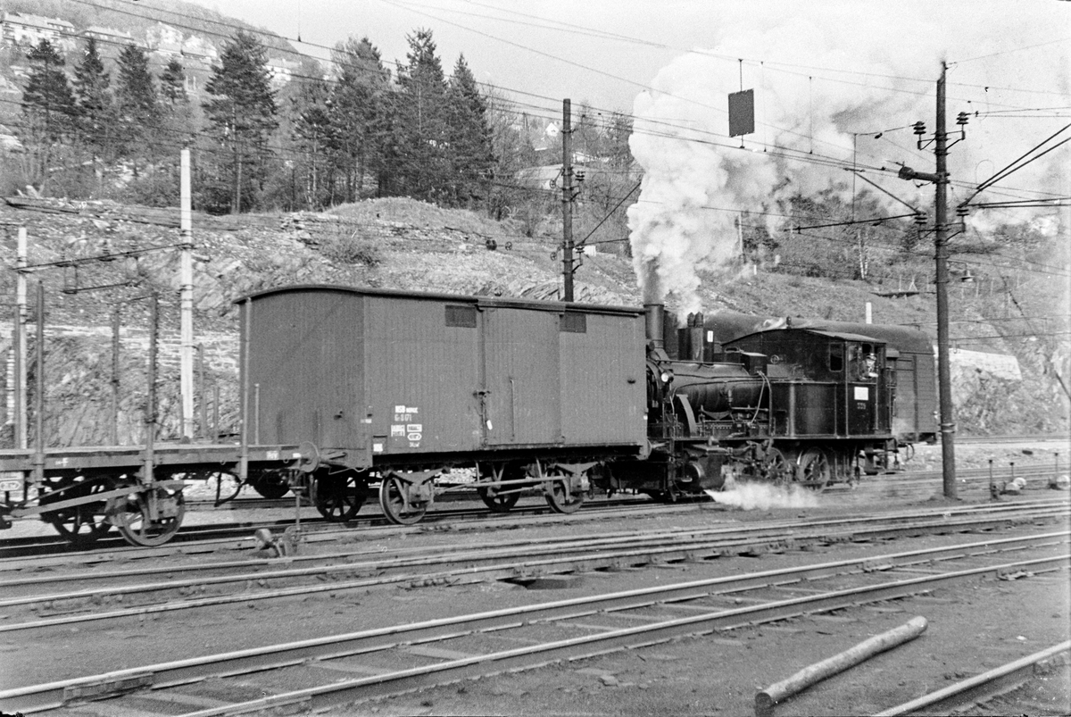 Damplokomotiv type 25d nr. 422 i skiftetjeneste på Bergen stasjon.