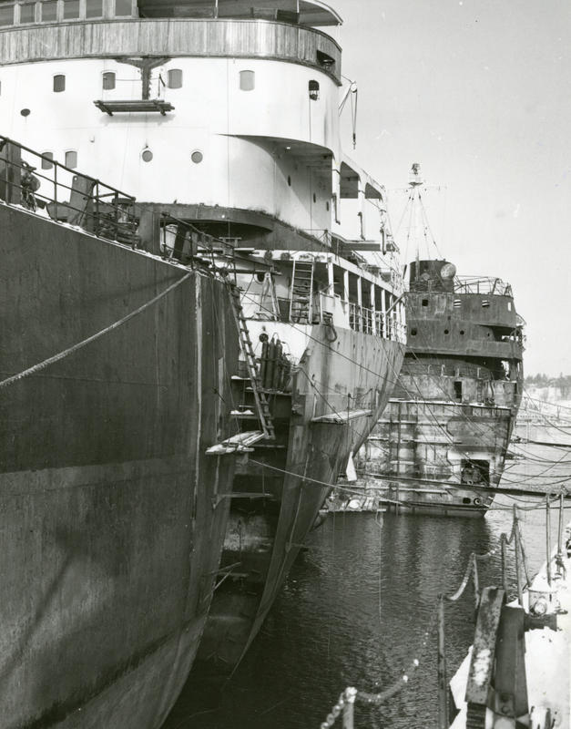 Forskipet til bulk-carrier «Etnefjell» og akterskipet til M/T «Olav». I bakgrunnen sees det utbrente akterskipet til «Etnefjell». I april 1969 fikk det "nye" skipet navnet «Besna». Foto: Norsk Maritimt Museum (Foto/Photo)