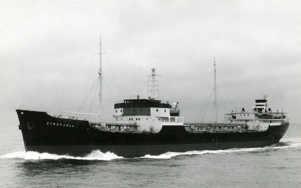 M/T «Etnefjell» (b.1950) i fart i åpen sjø. Foto: Norsk Maritimt Museum