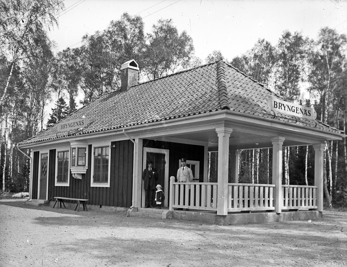 Bryngenäs stationsbyggnad. På andra sidan spåret låg Österbodarnes stationshus, båda gårdarna ville ha egen station.
