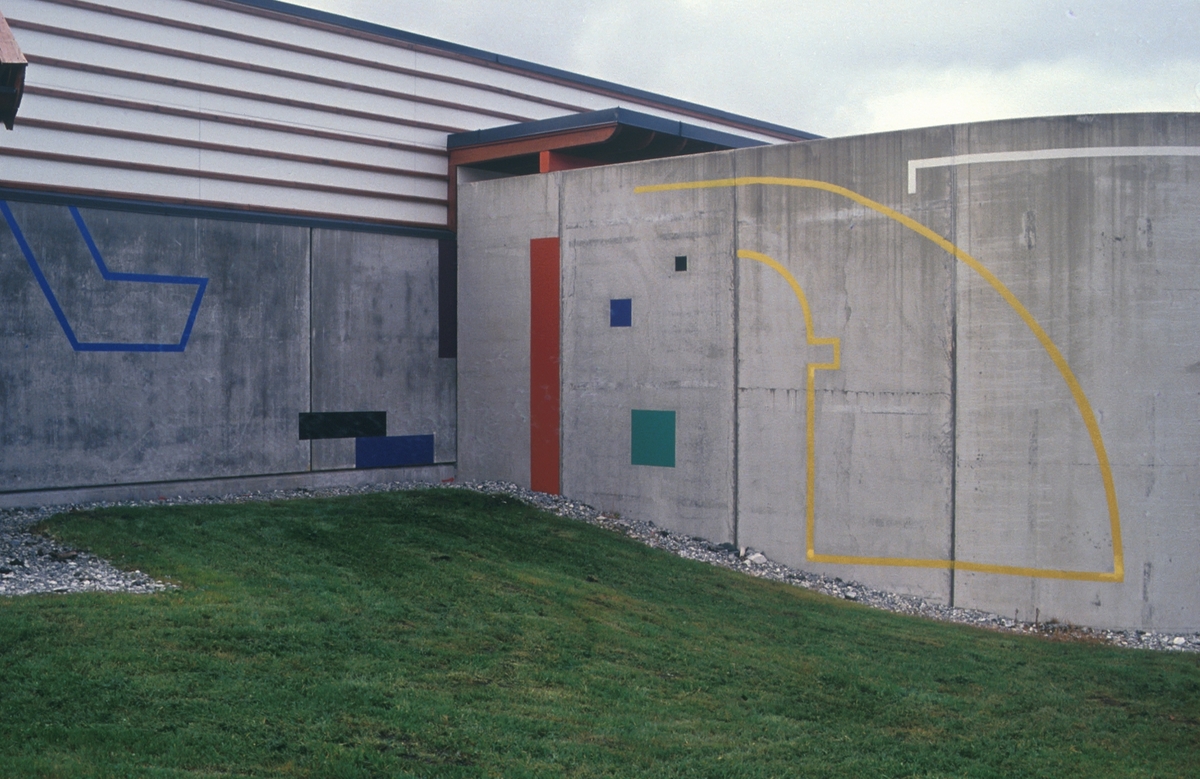 "Portalene" fremstår med forskjellige farger og karakter. Hver form på en side av muren blir repetert eller gjenspeilet på den andre siden slik at en kan forestille seg at formen går igjennom veggen. Formene er hovedsakelig geometriske og distribuert langs veggene på en asymetrisk måte i et abstraktformspråk.