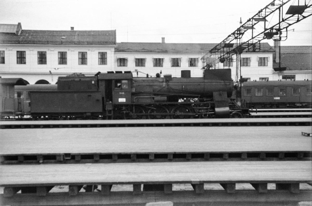 Persontog til Gjørvikbanen på Oslo Østbanestasjon. Toget trekkes av damplokomotiv type 30b nr. 348.