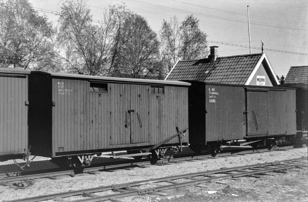 Aurskog-Hølandbanens godsvogn G 56 på Mork stasjon. Vognen ble opprinnelig levert til Nesttun-Osbanen. Til høyre godsvogn G 48.