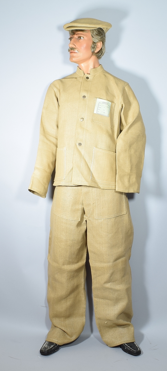 Drakt som består av jakke, bukse og sixpence i lys brun papirdongery. Sivile erstatningsklær.