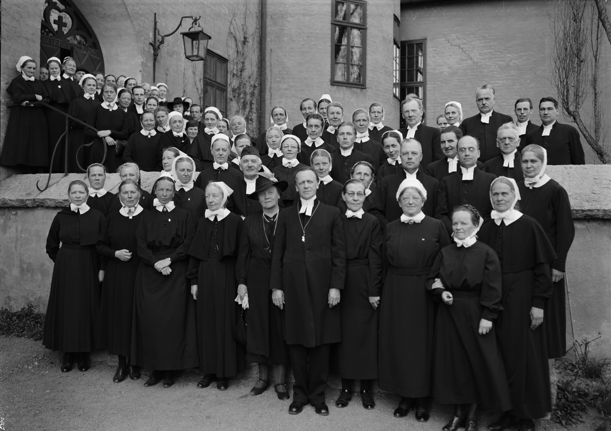 Deltagarna i nordiska diakonissansalternas konferens samlade utanför Samariterhemmet under sitt Uppsalabesök. I mitten syns Elisabeth Eidem och ärkebiskop Erling Eidem