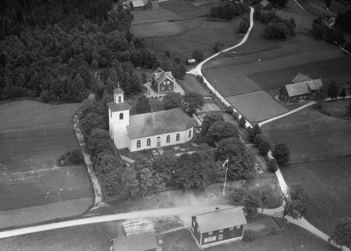 Flygfoto över Kållerstads kyrka i Gislaveds kommun. Nr C 2707.