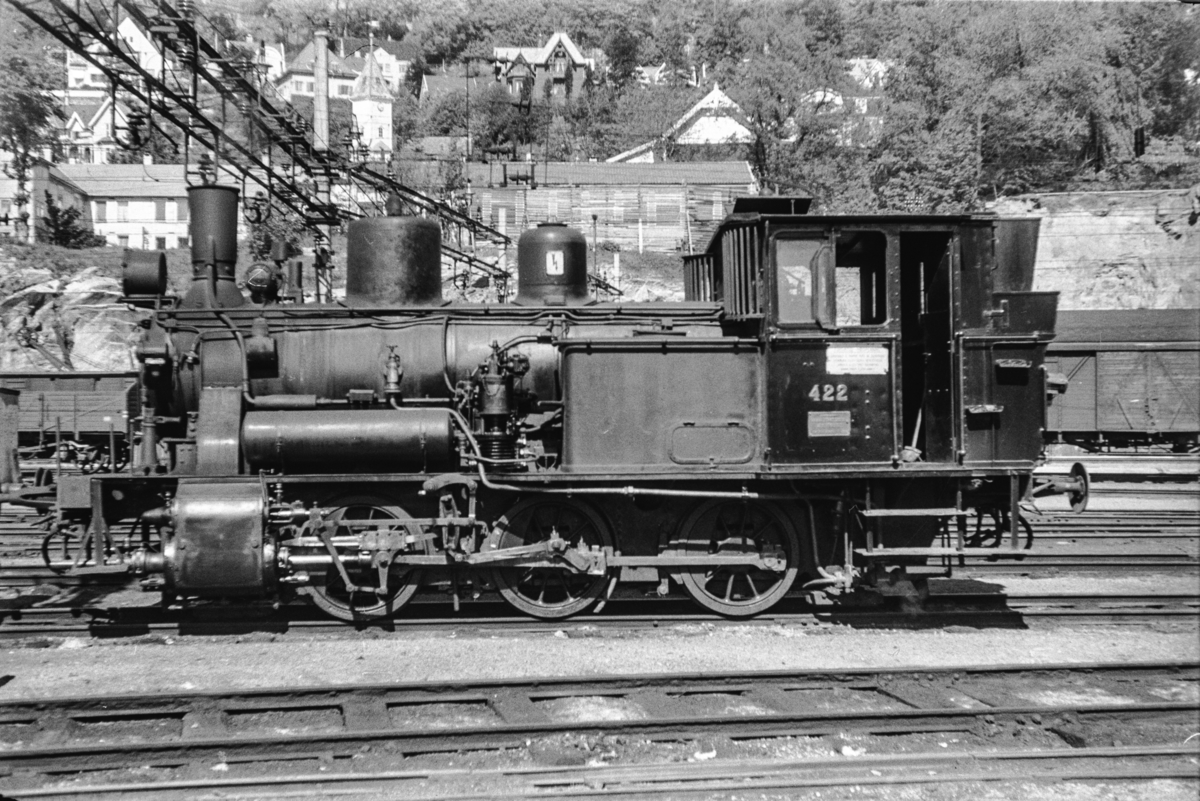 Damplokomotiv type 25d nr. 422 ved lokomotivstallen på Bergen stasjon.