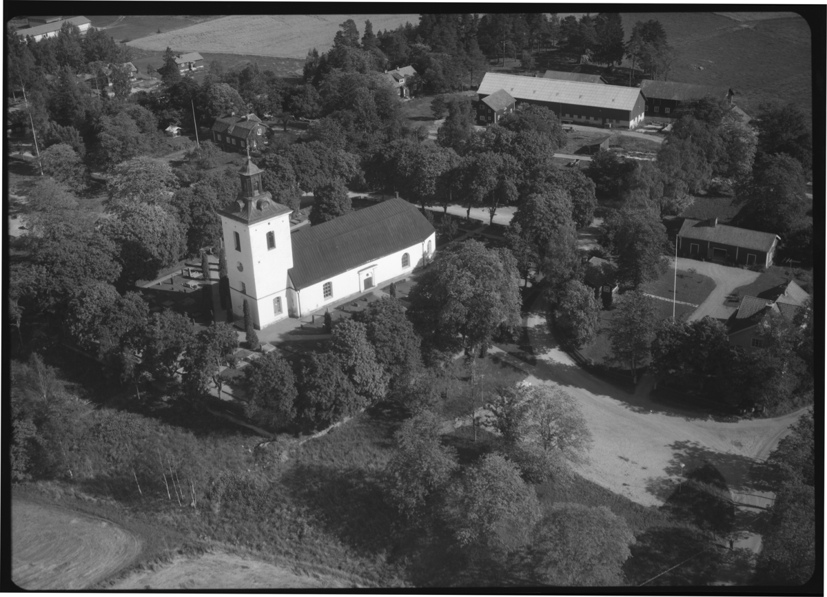Flygfoto över Kila kyrka, Kila.