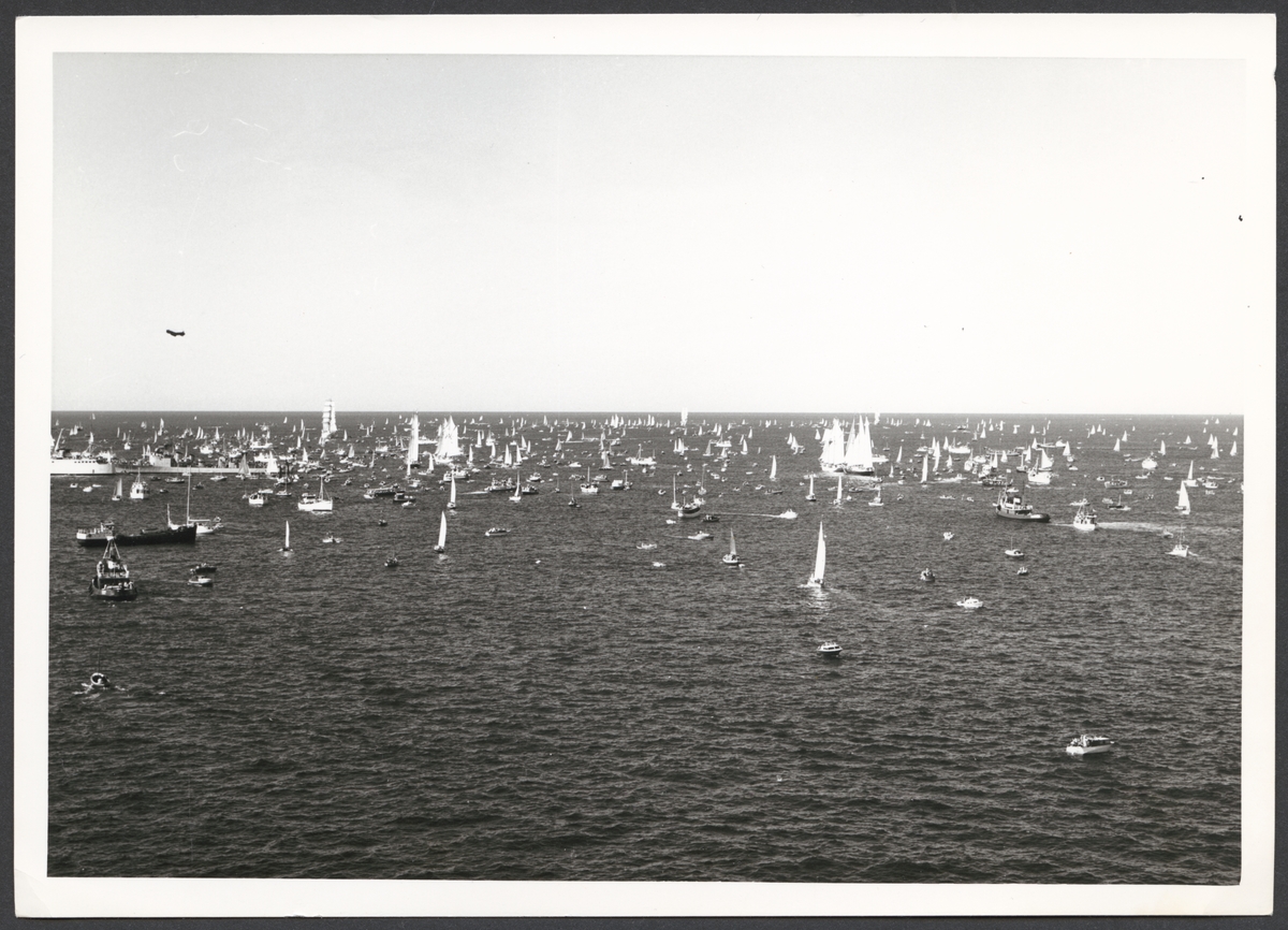 Flygbild som visar en stor mäng segelfartyg under starten till Tall Ships Race i Göteborg 1968.