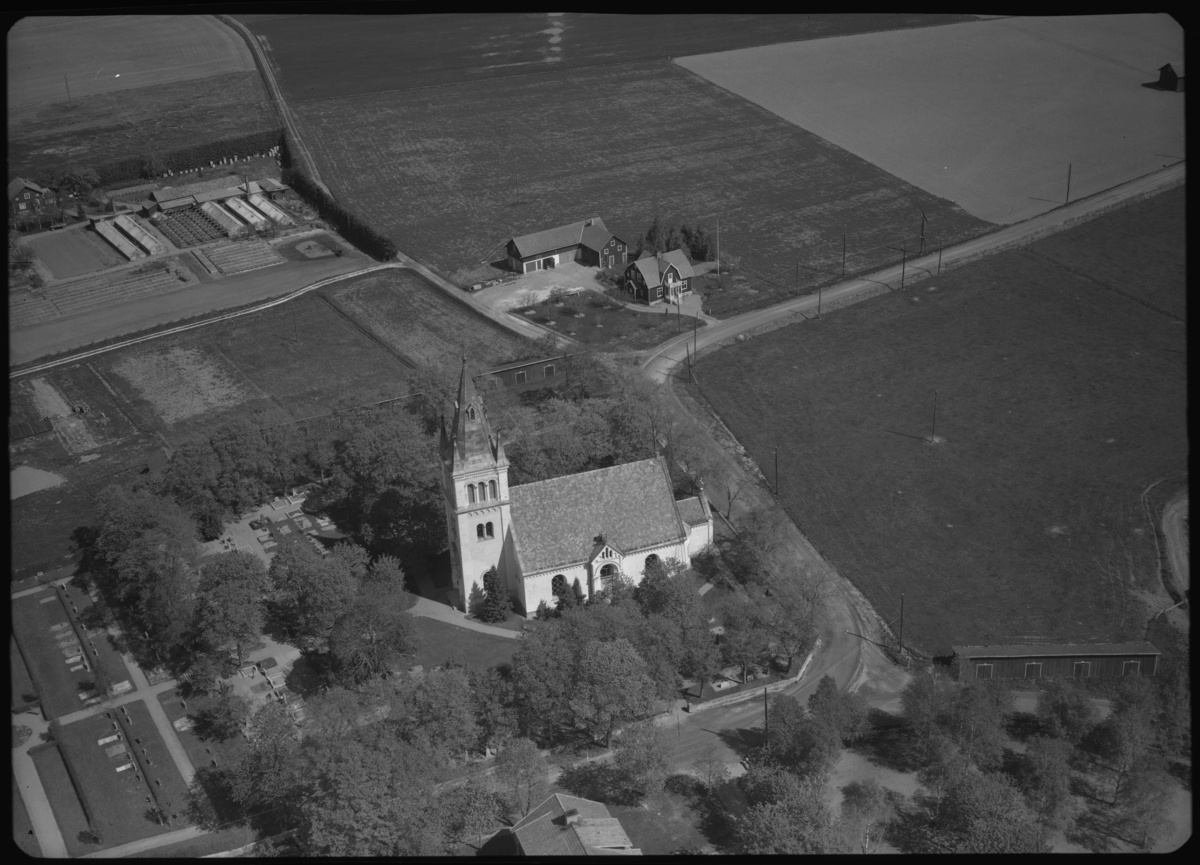 Flygfoto över Norrby kyrkan, Sala.