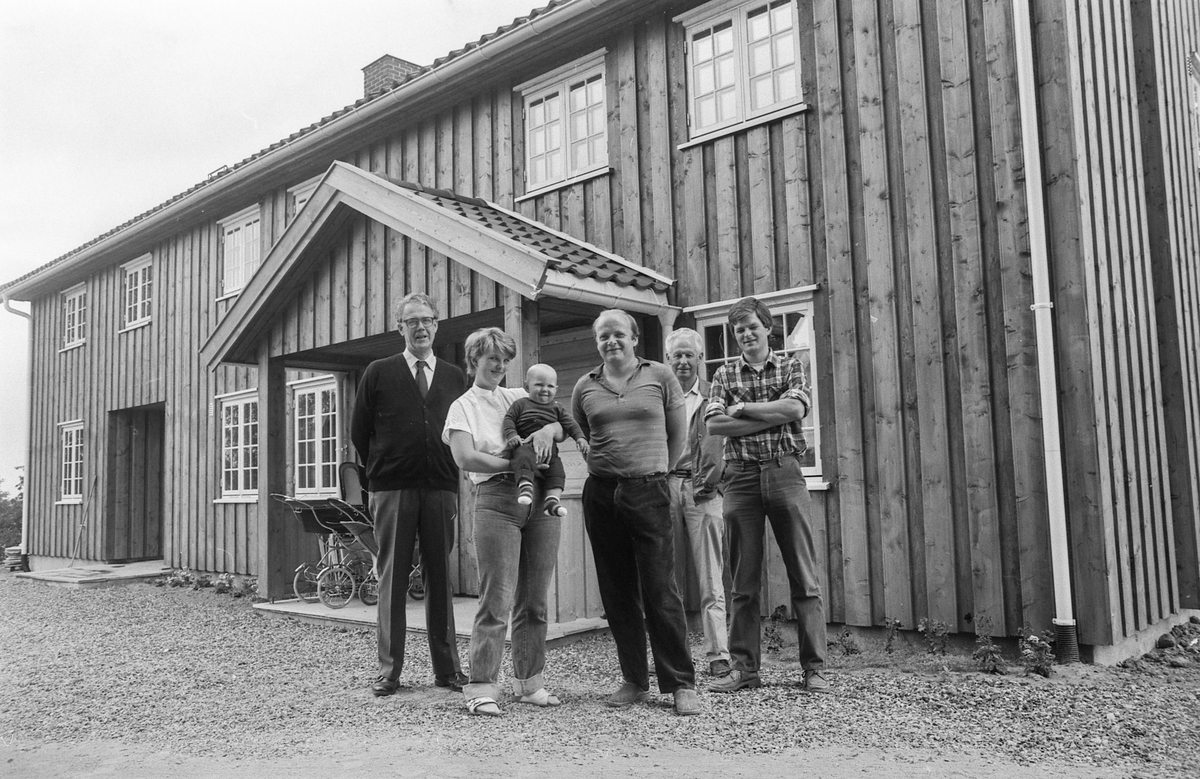 Bransjepris for rehabilitering av tømmerbygning fra 1750. Haldis og Helge Thirud med barna på armen på Haugerud gård, Holstad i Ås, med hjelp av byggmester Thorvald Johansen og arkitekt Erik Aas.
