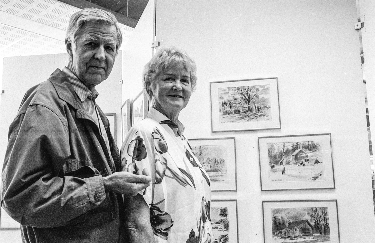 Oppegård kunstforening. 20 malerer feirer 20 år.
Poul Asger Olsen og Eva Huus foran OP Olsens Alvarellpasteller