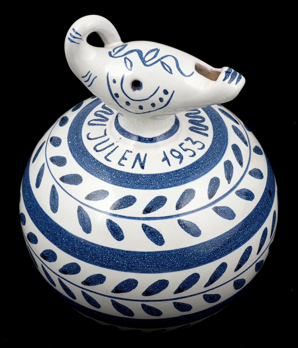 Sparebøsse i keramikk, rund kropp med noe som ligner et elefant-hode på toppen. Hvit, med blått mønster.