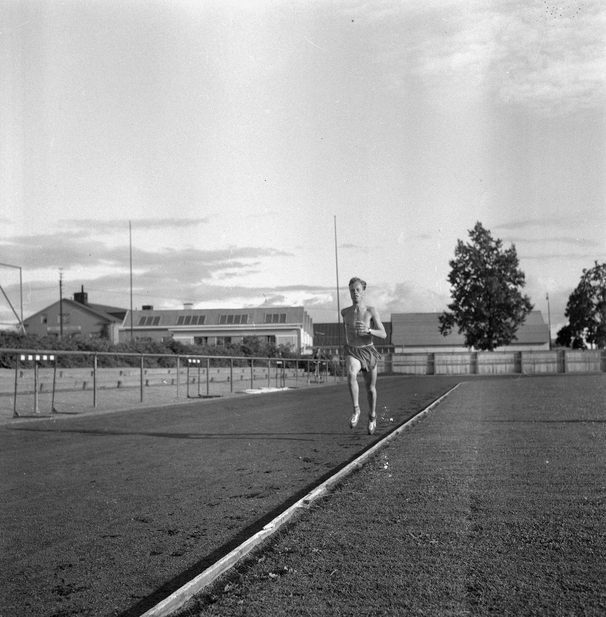 Dan Waern tränar vid Örnsro.
Augusti 1956.