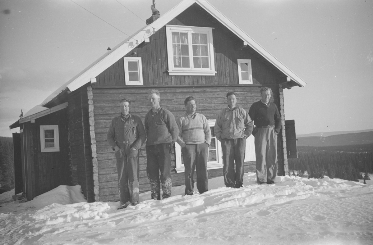 Fra tyskerarbeid på Nordseter under krigen. Olav Børresen, Hilmar Henriksen, Alf Børresen, Arne Hagen og Bjarne Børresen
