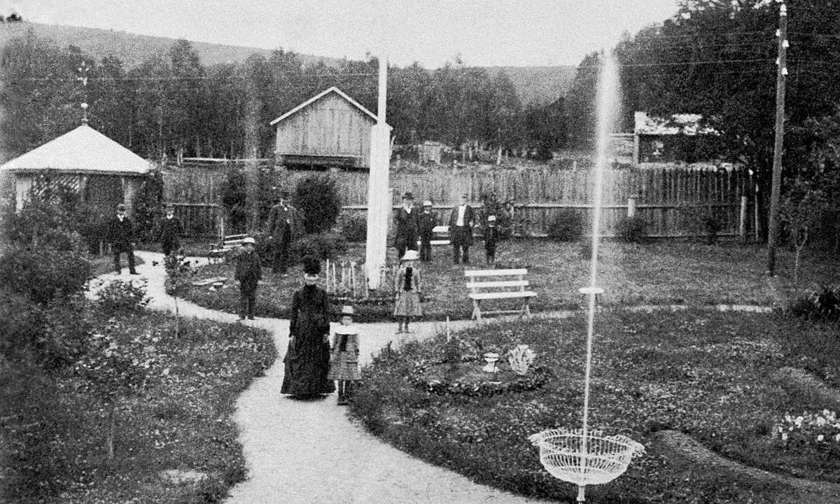 Repro: innrammet bilde - Thorstadfamiliens hage, bak Storgt. 67