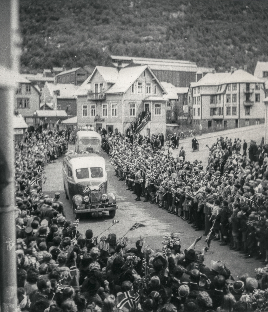 Folkemengde tek i mot heimkomne krigsfangar i Odda sentrum.