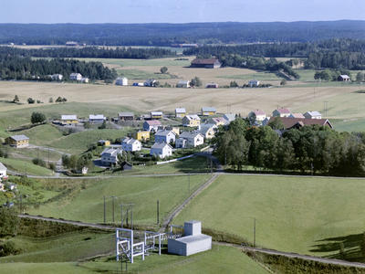 Flyfoto eller skråfoto av Gudimfeltet og Dørjehaugen, Rakkestad 11. sept. 1963.. Foto/Photo
