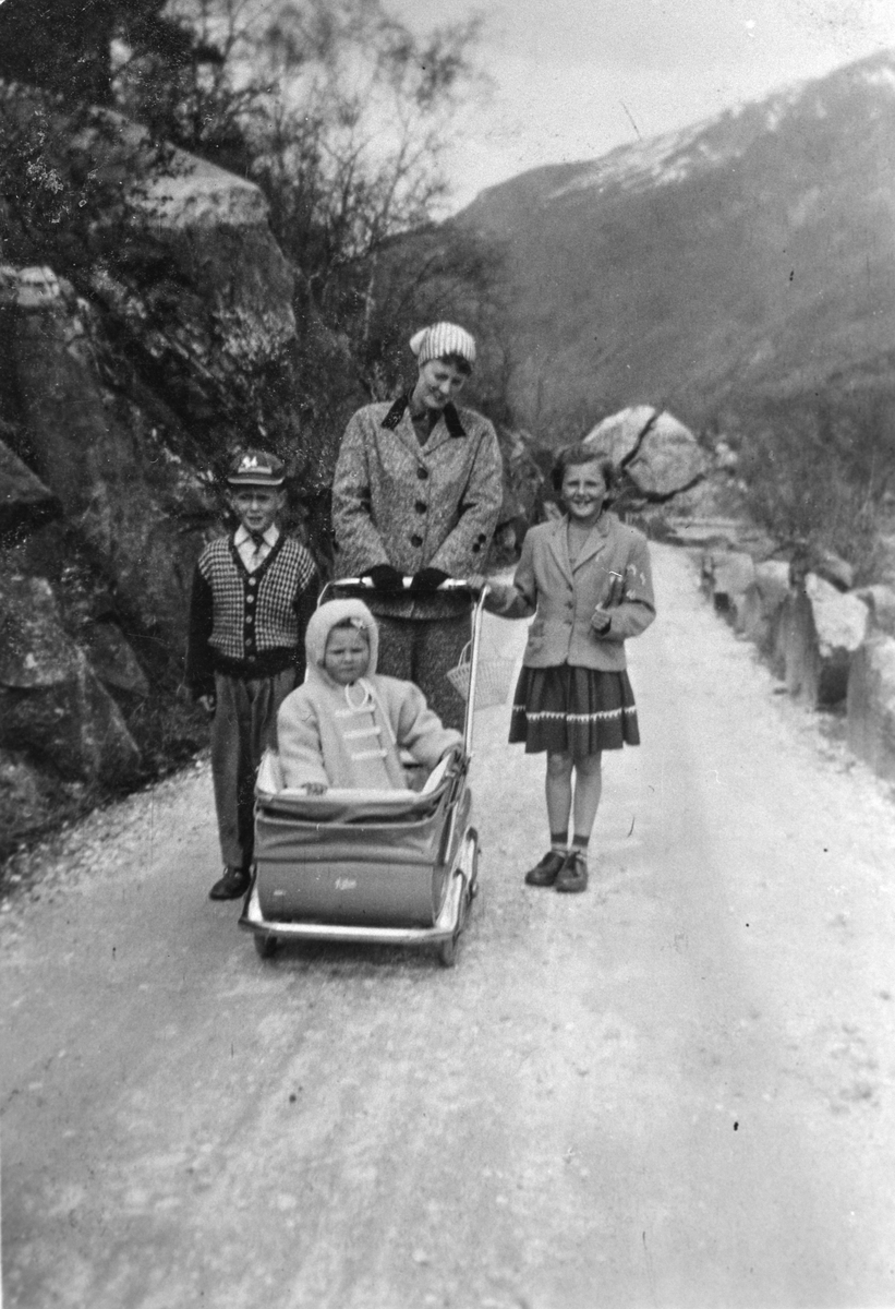 Familien Ludvigsen på tur på Jordalsvegen.