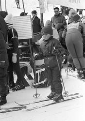 En gutt med ski på beina i står målområdet, "Aprilspøken" sl