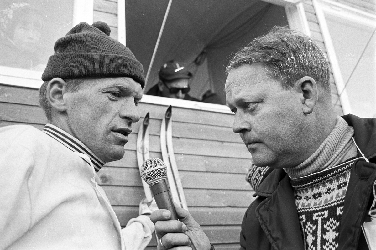 En skiløper blir intervjuet av Bjørge Lillelien, 50 km Holmenkollrennet 1969. Fotografert 15. mars 1969.