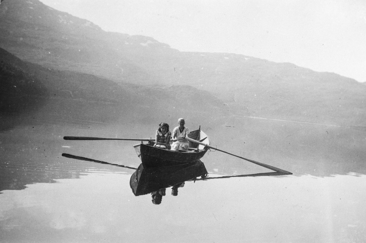 Sigrid og Marita Birkeland i robåt på Reinsnosvatnet