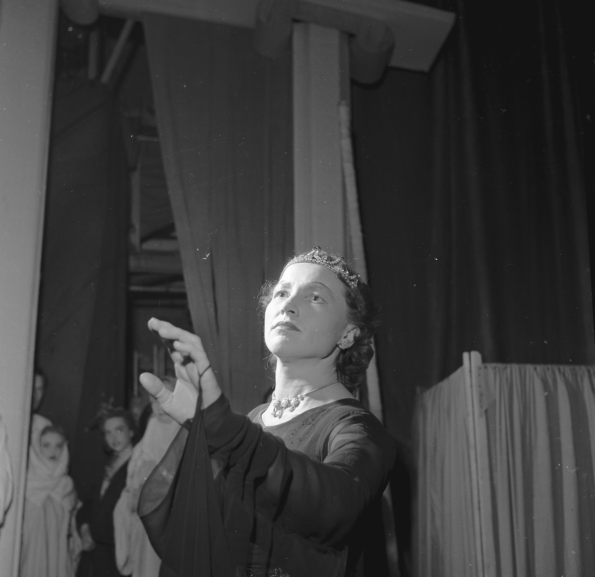 Oppsetningen av operaen "Tryllefløyten" på Edderkoppen. Kvinnelig sangere på scenen. Fotografert 14. november 1953.