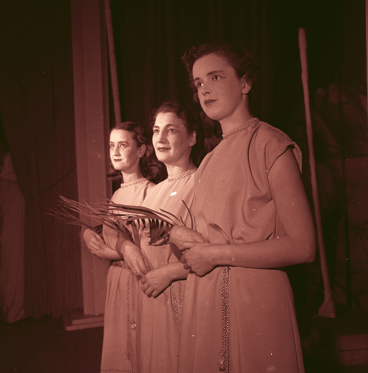Oppsetningen av operaen "Tryllefløyten" på Edderkoppen. Kvinnelige sangere på scenen. Fotografert 14. november 1953.