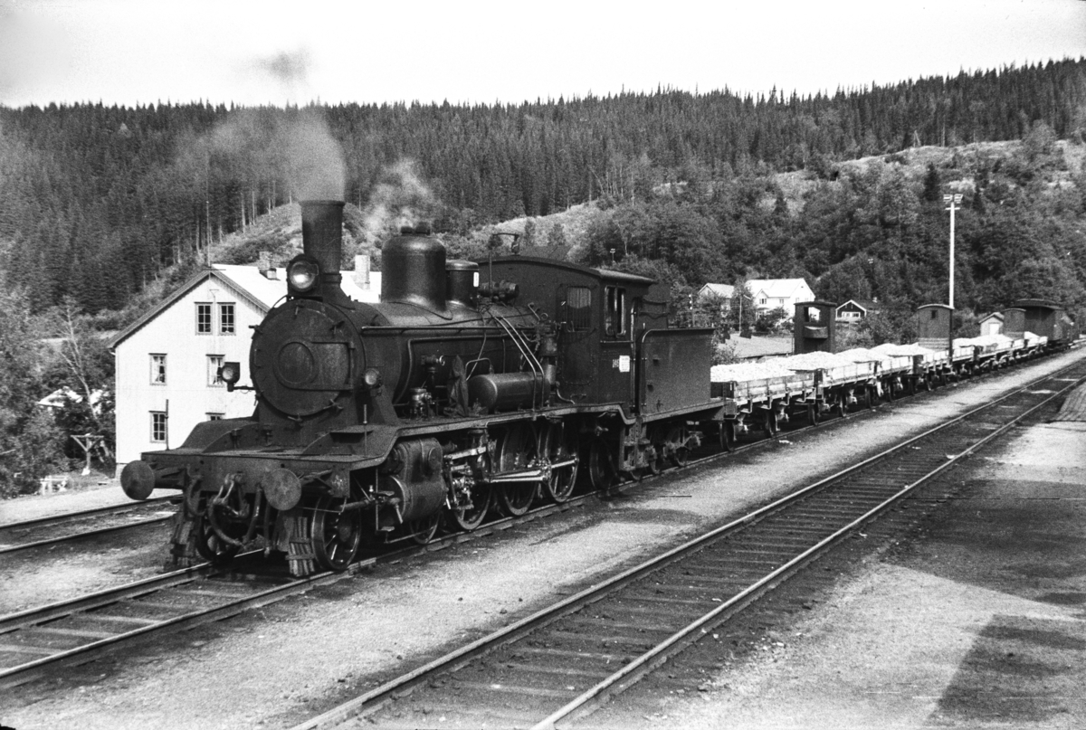 Damplokomotiv type 18c nr. 246 med grustog til Namsos på Grong stasjon.