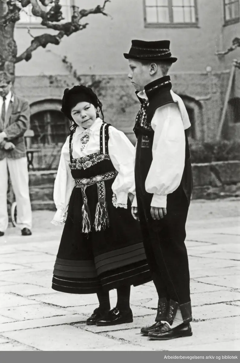 Bygdøy Folkemuseum. Ingeborg Frøysnes og Johan Rustad Tørklep klare for folkedans under feiringen av 100 års jubileet. Mai 1994