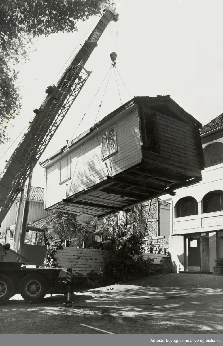 Bymuseet. Frogner Hovedgård. "Hønsehuset" fjernes for at første spadetak kan tas for bygging av et nytt hovedstadsmuseum. August 1977
