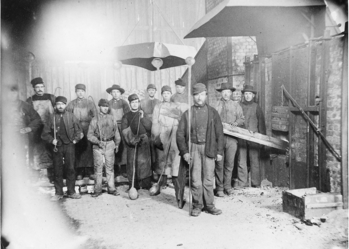 Arbeidere ved raffineringsovnen nederst i smeltehytta på Røros i 1890-åra