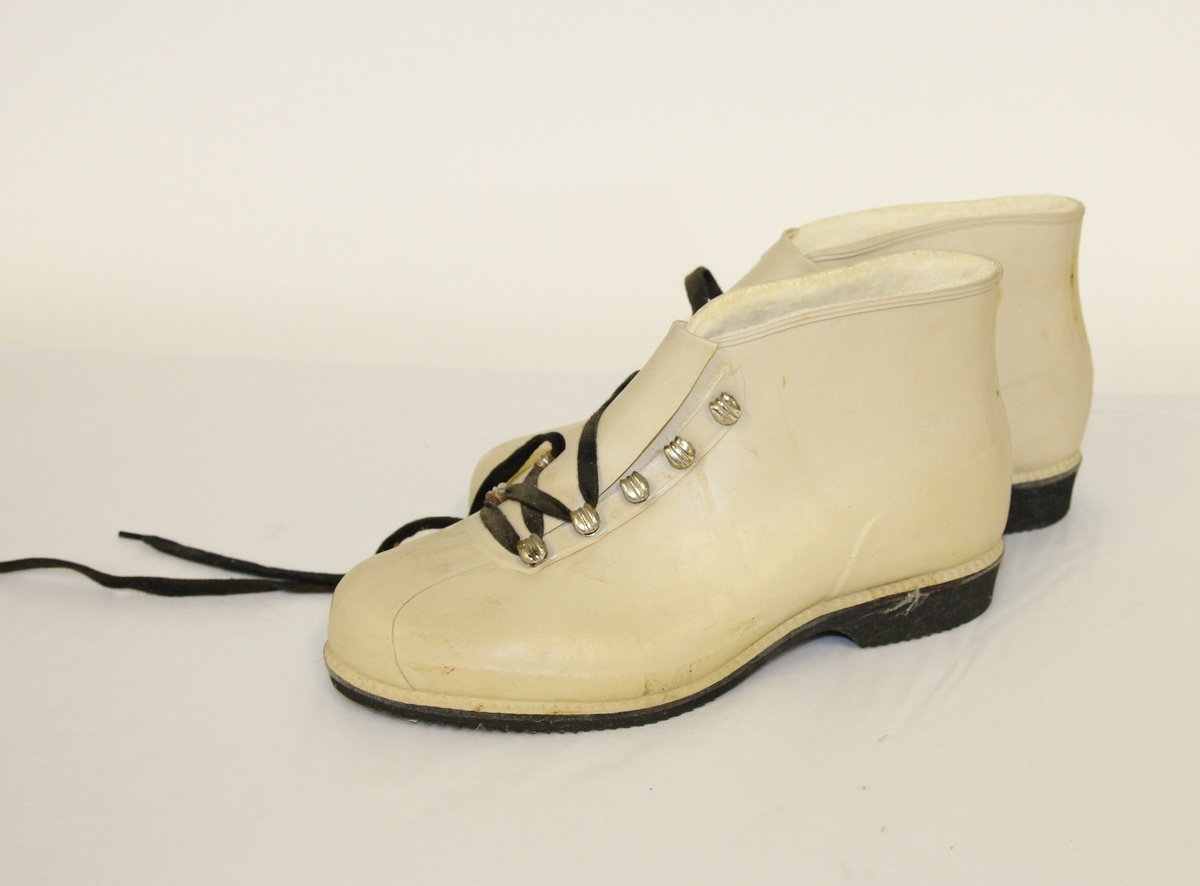 Gummistøvler/-sko, hvite med snøring.