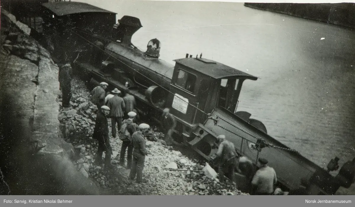 Avsporet damplokomotiv type 11b nr. 82 med arbeidstog ved Norefjorden ca. km 79,6