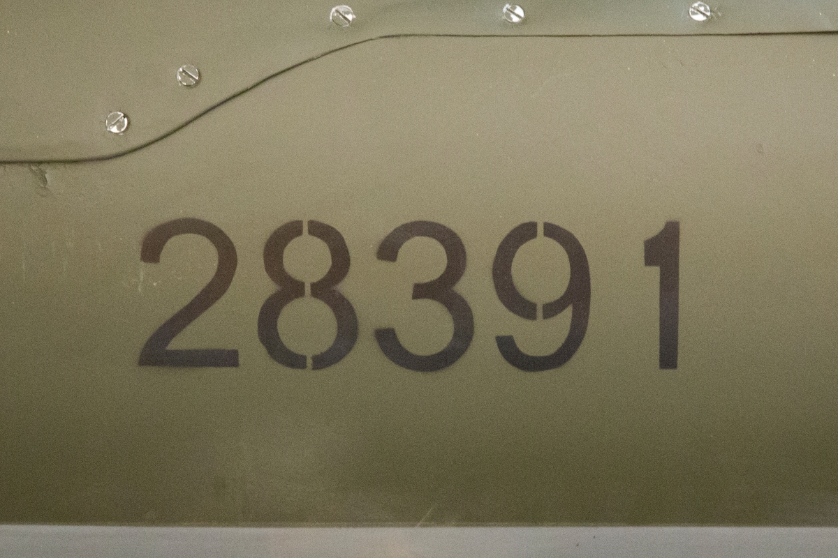 Jaktflygplan, J 28B
De Havilland D.H. 100 Vampire

Märkning: På framkroppen och på fenorna kodsiffra 08; kronmärke på vingarnas ovan- och undersidor samt på stjärtbommarna; flottiljnummer och individnummer på stjärtbommarna; orangefärgade band på vingarnas ovansidor samt på stjärtbommarna