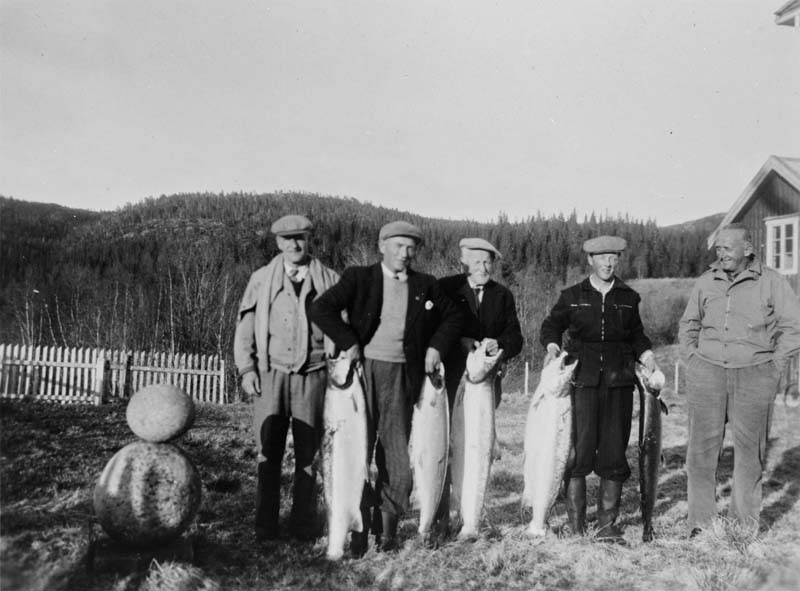Fra venstre: Engelskmann, Olaf Turmo, Johan Erlandsen, Asbjørn Stimo, engelskmann.
Storlakser i 20-25 kilos klassen foran Forsjordvillaen.