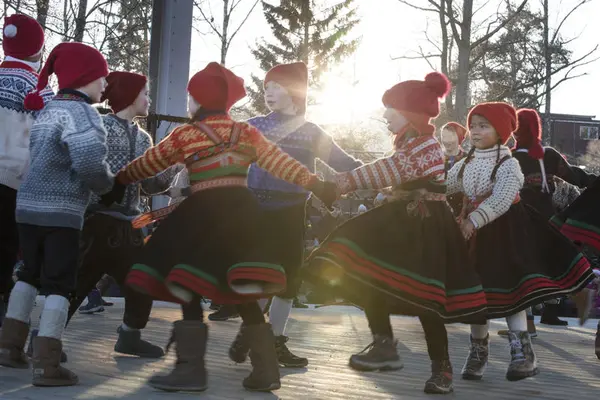 Nissebarn danser.