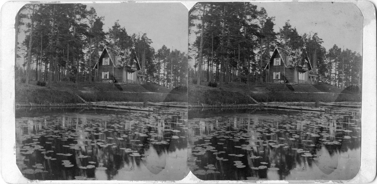 Kapten O. Sundbergs villa 'Oskarshall' på Munksjöns östra strand i Jönköping. Marken var inköpt från Strömsbergs område och villan uppfördes 1888. Stugan blev sedan kaffestugan i Jönköpings Folkpark.