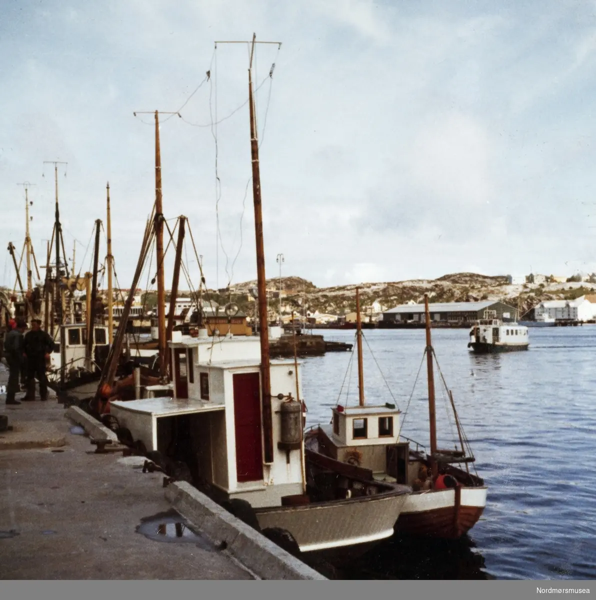Foto fra fiskefartøy ved Vågekaia på Kirkelandet i Kristiansund. Fra Fru Williams fotoalbum. Eier av originalmaterialet er Gunnar Williams. Fra Nordmøre museums fotosamlinger.
